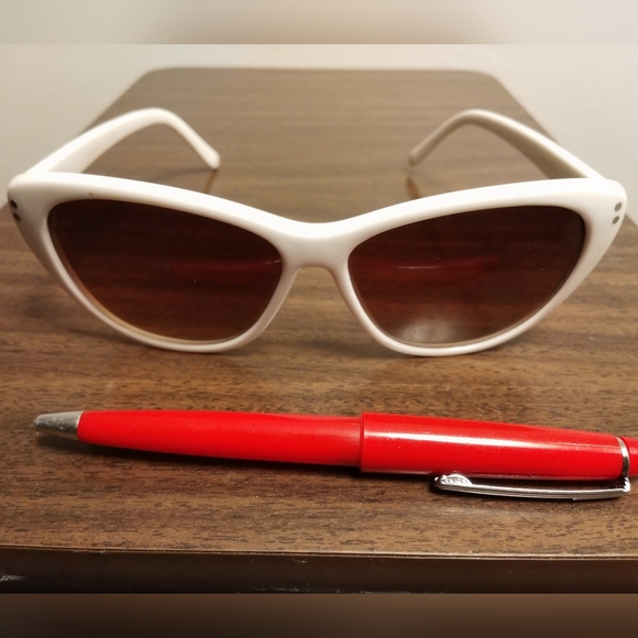 White Retro Cat-Eye Sunglasses - Picture 2 of 5